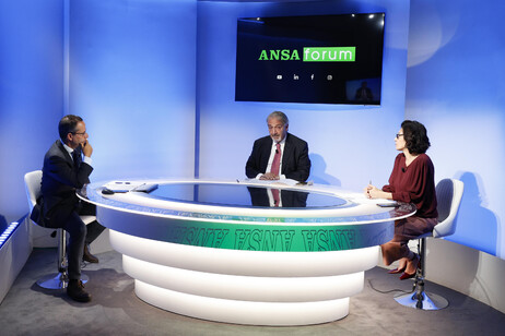 Il presidente della regione Lazio, Francesco Rocca (C), la giornalista Annalisa Sturiale (D) ed il direttore dell'ANSA, Luigi Contu, durante il Forum ANSA