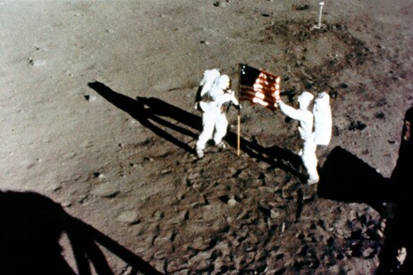 Armstrong e Aldrin issano la bandiera americana sulla superficie lunare durante la missione Apollo 11 (fonte: NASA Apollo Archive)