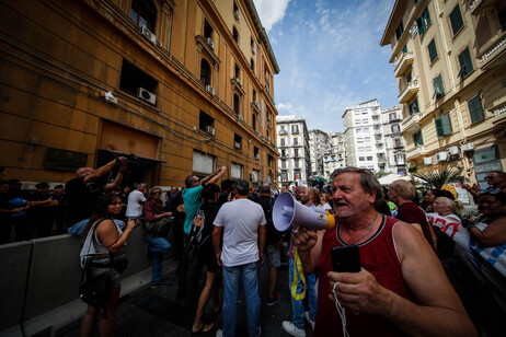 Protesta a Napoli per reddito di cittadinanza, bloccata galleria