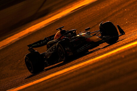 F1: Verstappen domina la prima giornata di prove in Bahrain