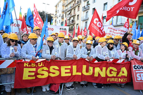 Crollo Firenze: in migliaia per dire 'basta morti sul lavoro'