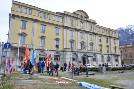 Presidio Cgil e Uil davanti al tribunale di Aosta