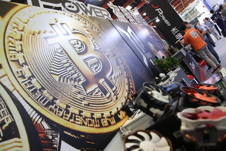 Il Bitcoin supera i 69.000 dollari, vola al nuovo record