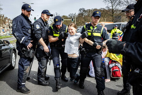 Greta Thunberg fermata a una manifestazione all'Aja
