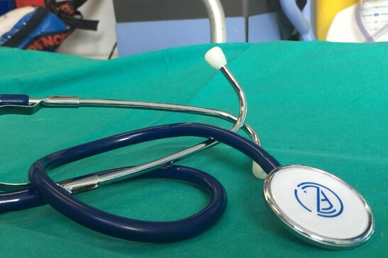Uno stetoscopio appoggiato su un lettino all'interno di un ambulatorio in una immagine d'archivio