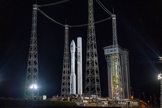 Il lanciatore Vega pronto a partire per la missione VV20 nella base europea di Kourou (fonte: Arianespace)