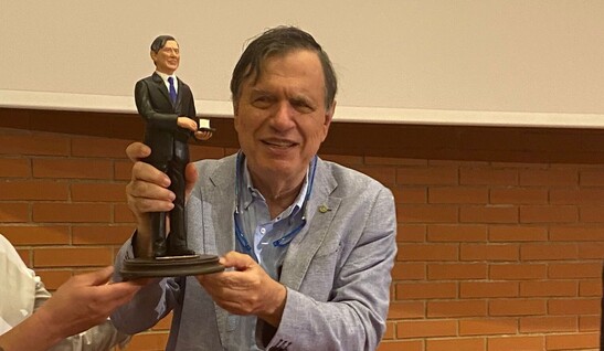 Giorgio Parisi ha ricevuto in dono una statuetta del presepe che lo raffigura con in mano la medaglia del Nobel (fonte: Accademia Nazionale dei Lincei)