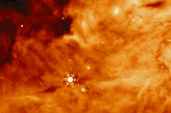 Molecole organiche ghiacciate osservate intorno a due stelle in formazione (fonte: NASA, ESA, CSA, W. Rocha/Leiden University)