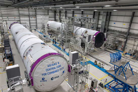 Passaggio di consegne tra il lanciatore di prova e il razzo destinato al volo inaugurale (fonte: ESA, CNES, Arianespace, ArianeGroup, CSG Optical Service)