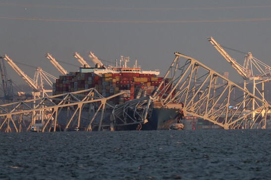 Il ponte di Baltimora crollato per un effetto domino
