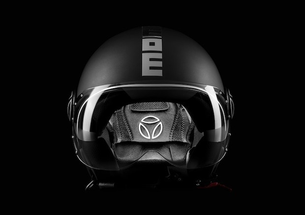 Momodesign ha presentato a Eicma 2016 il primo casco realizzato in graffente, il Graphene Helmet © Momodesign