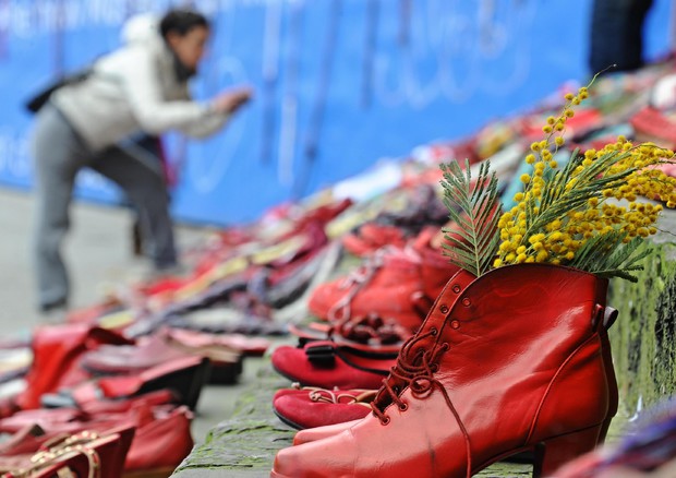 Scarpe rosse esposte in pubblico contro la violenza sulle donne © ANSA 