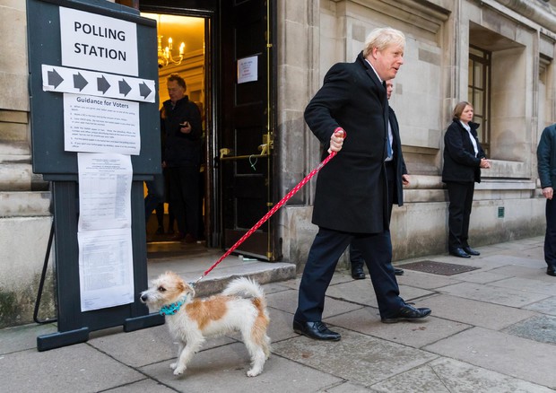 Boris Johnson lascia il seggio dopo il voto © EPA