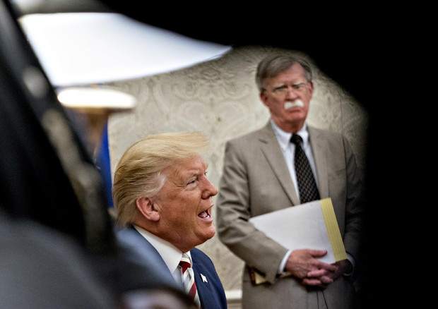 Donald Trump e John Bolton (foto: EPA)