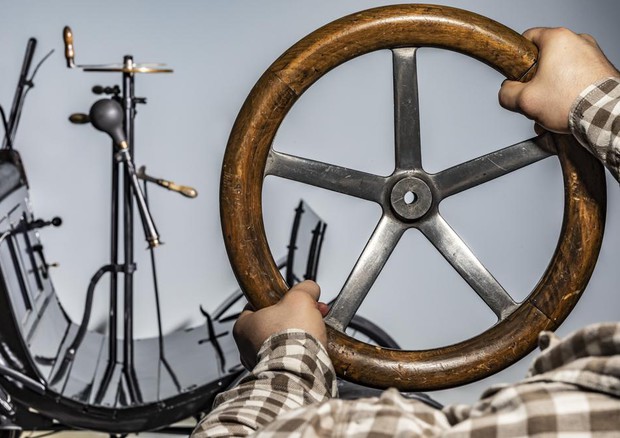 Vecchio indispensabile volante, quasi lo stesso da 126 anni © Daimler Press