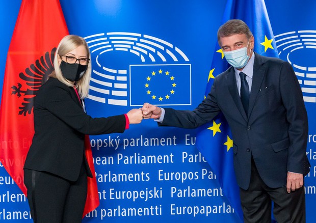 Il Presidente del Parlamento europeo, David Sassoli, e la presidente del Parlamento albanese, Lindita Nikolla (foto: Ansa)