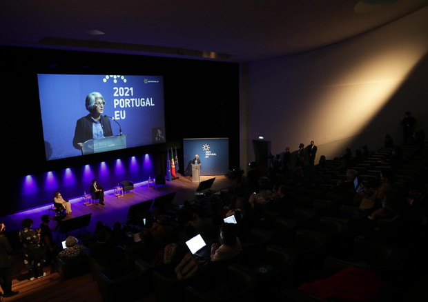 Sassoli guida la delegazione Pe al summit Ue di Porto (foto: EPA)