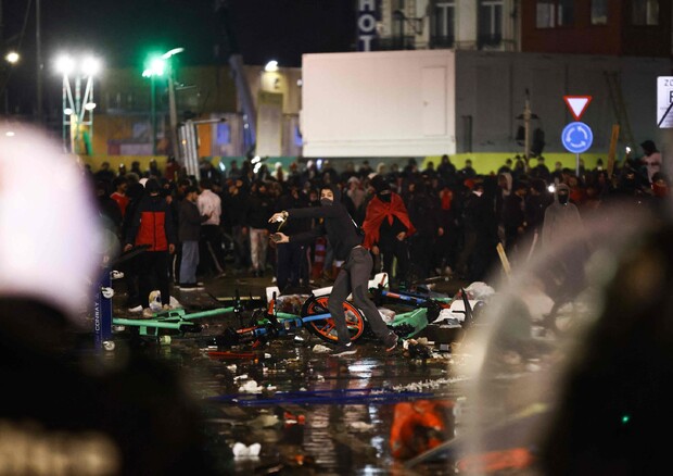 Guerriglia urbana a Bruxelles dopo Belgio-Marocco (foto: AFP)