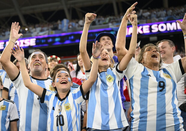 Tifosi argentini in festa per la qualificazione agli ottavi in Qatar 2022 (foto: EPA)
