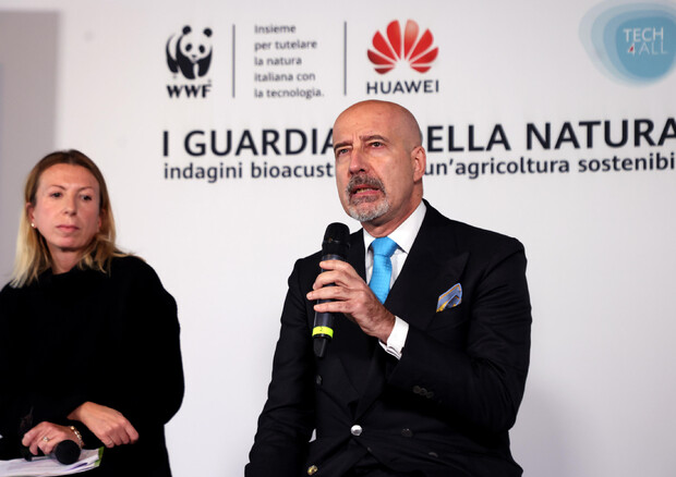 Benedetta Flamini (S), direttore marketing e comunicazione WWF Italia, con Eduardo Perrone, vice presidente business development Huawei WEU © ANSA