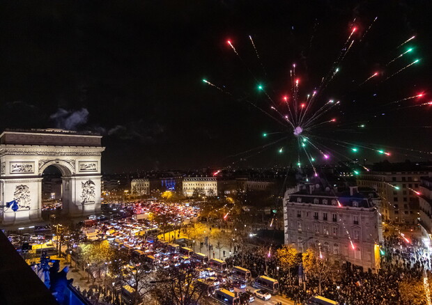 I festeggiamenti a Parigi dopa la vittoria della nazionale sul Marocco (foto: EPA)