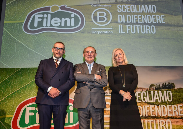 Massimo, vicepresidente, Giovanni, presidente e fondatore, e Roberta Fileni, vicepresidente del Gruppo Fileni © ANSA