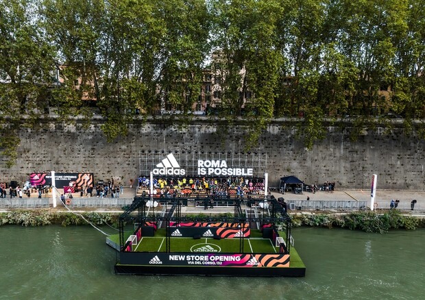 L'adidas River Football sul Tevere © Ansa