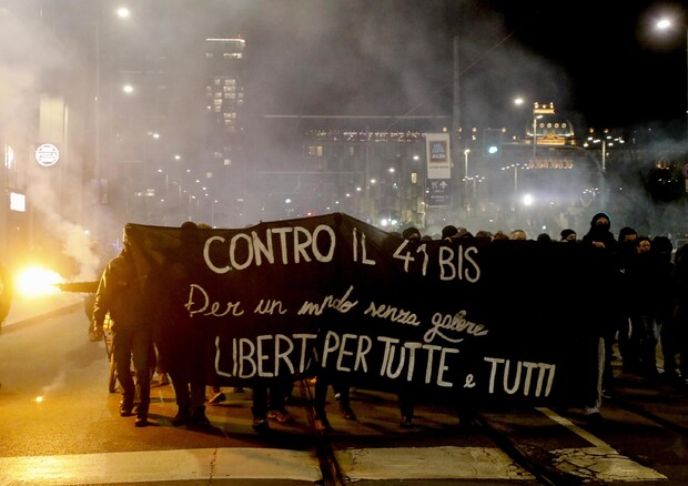 Il presidio anarchico a sostegno di Alfredo Cospito organizzato in piazza Duca d'Aosta, a Milano (ANSA)