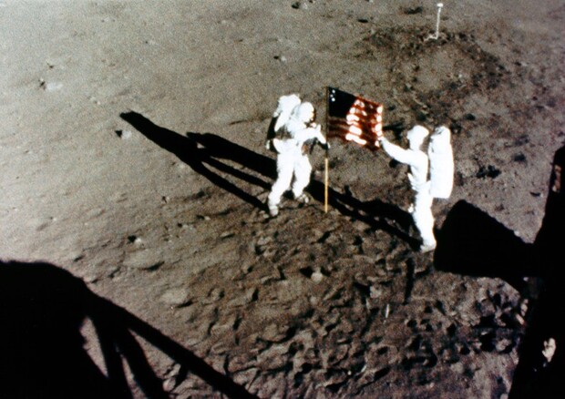 Armstrong e Aldrin issano la bandiera americana sulla superficie lunare durante la missione Apollo 11 (fonte: NASA Apollo Archive) (ANSA)