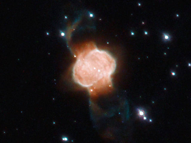 La nebulosa bipolare M1-63 fotografata dal telescopio spaziale Hubble (fonte: ESA/Hubble & NASA, L. Stanghellini)