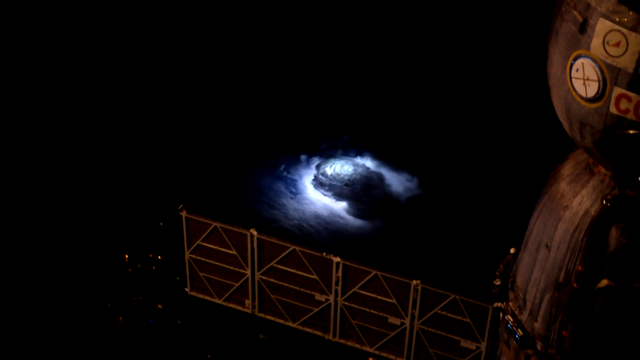 Un temporale visto dalla Stazione Spaziale (fonte: ESA/NASA)