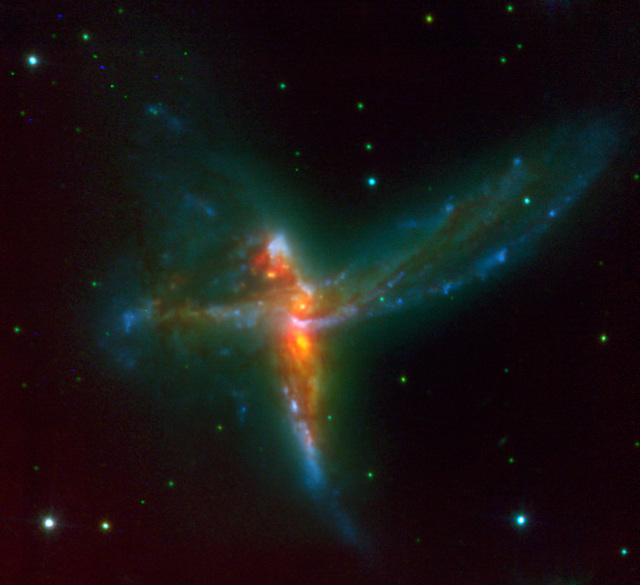 La galassia Campanellino, nata dalla collisione di due grandi galassie a spirale con una terza dalla forma irregolare (fonte: ESO)