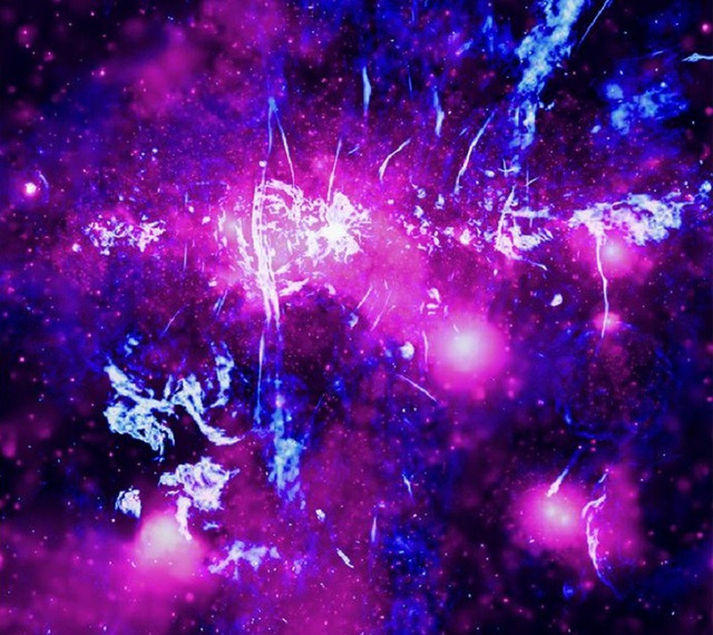 Il centro della Via Lattea visto ai raggi X, con il satellite Chandra della Nasa (fonte: NASA/CXC/UMass/Q.D. Wang; Radio: NRF/SARAO/MeerKAT)