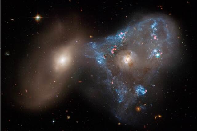 Un'isolita formazione triangolare di giovani stelle generata dalla collisione della coppia di galassie Arp 143 (fonte: NASA, ESA, STScI, J. Dalcanton/CCA /Flatiron Inst. e Universit à di Washington.Joseph DePasquale/STScI)