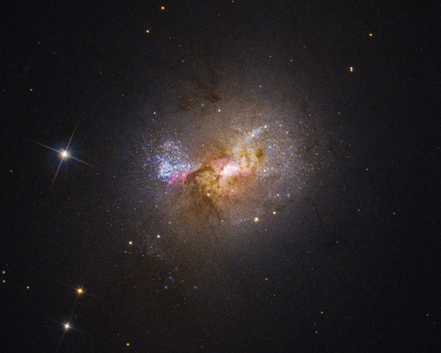 Il buco nero della galassia nana Henize 2-10 alimenta la nascita delle stelle (fonte: NASA, ESA, Zachary Schutte/XGI), Amy Reines/XGI, Alyssa Pagan/STScI)