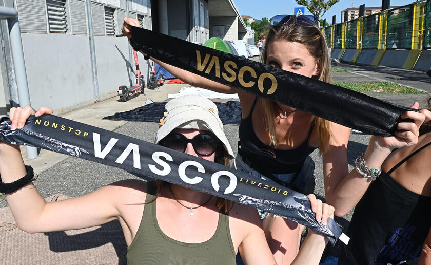 Musica: fan di Vasco Rossi in attesa del concerto di domani - RIPRODUZIONE RISERVATA