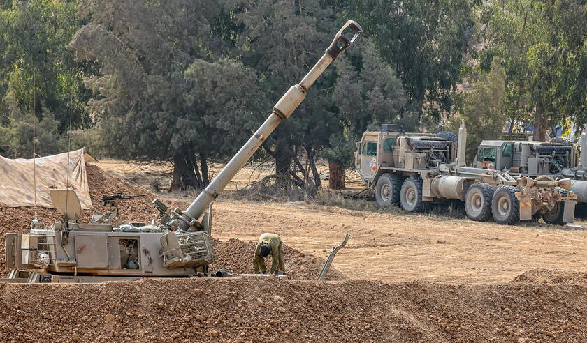 Israeli forces along the border with Gaza © ANSA/EPA
