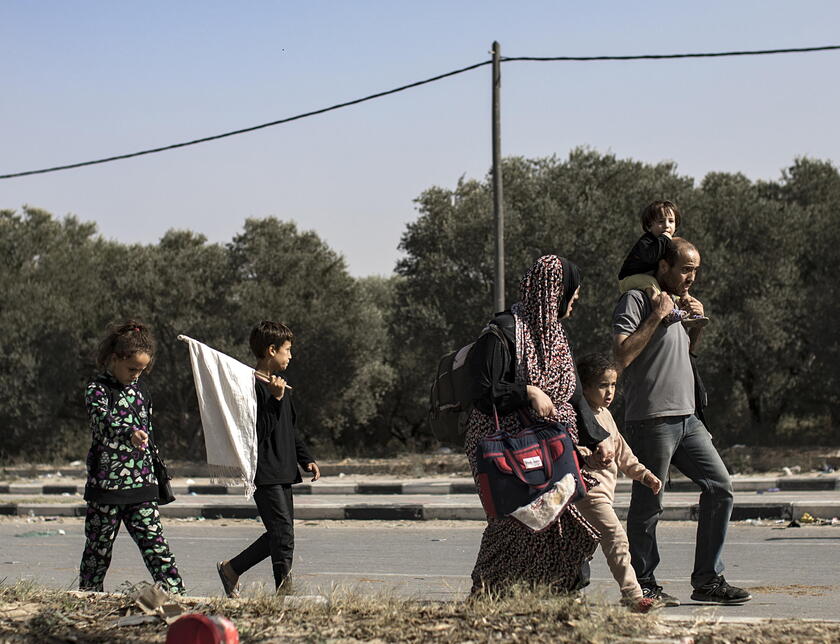 Palestinians evacuating to the southern Gaza Strip © ANSA/EPA