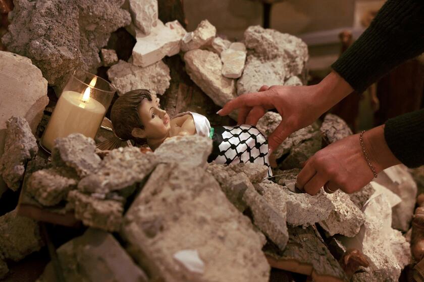 Nel presepe di Gerusalemme solo macerie e il Bambino Ges� © ANSA/AFP