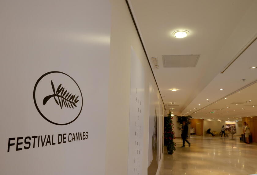 Una vista interna del Palais de Festival con il logo del festival cinematografico prima della cerimonia di apertura © ANSA/EPA