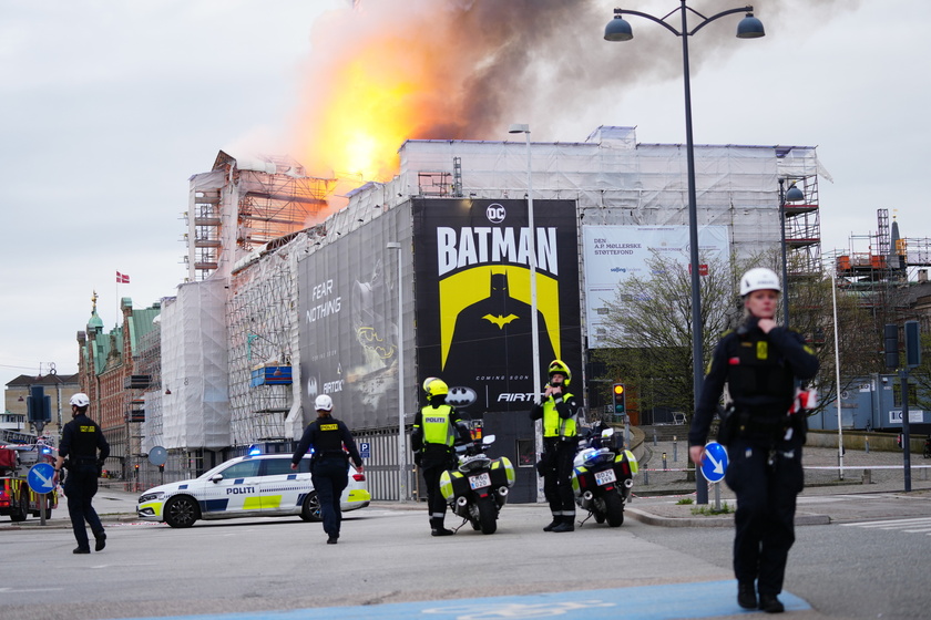 ++ In fiamme la Borsa di Copenaghen, crollata la guglia ++ - RIPRODUZIONE RISERVATA