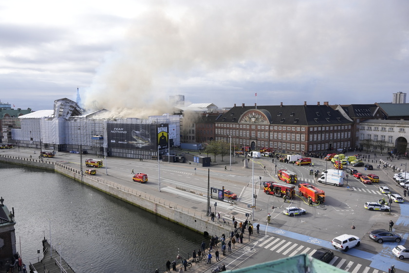 Fire hits historical Stock Exchange building in Copenhagen - RIPRODUZIONE RISERVATA