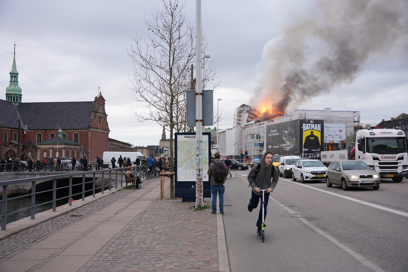++ In fiamme la Borsa di Copenaghen, crollata la guglia ++ - RIPRODUZIONE RISERVATA