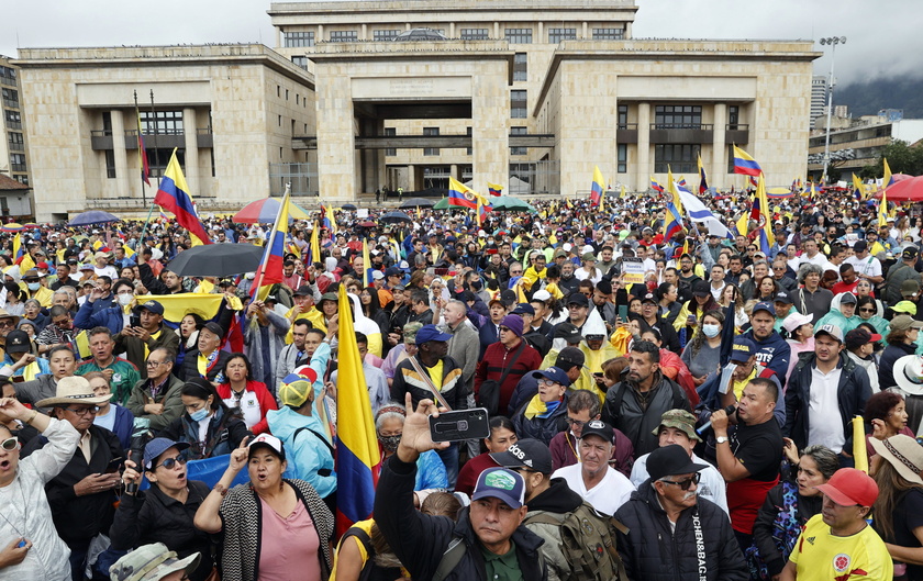 Opposition supporters stage anti-government protest in Bogota