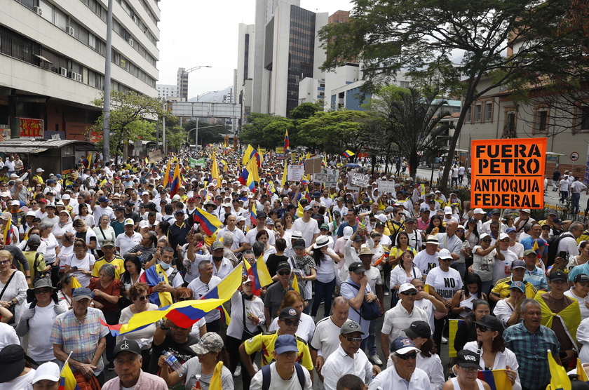 Opposition supporters stage anti-government protest in Medellin