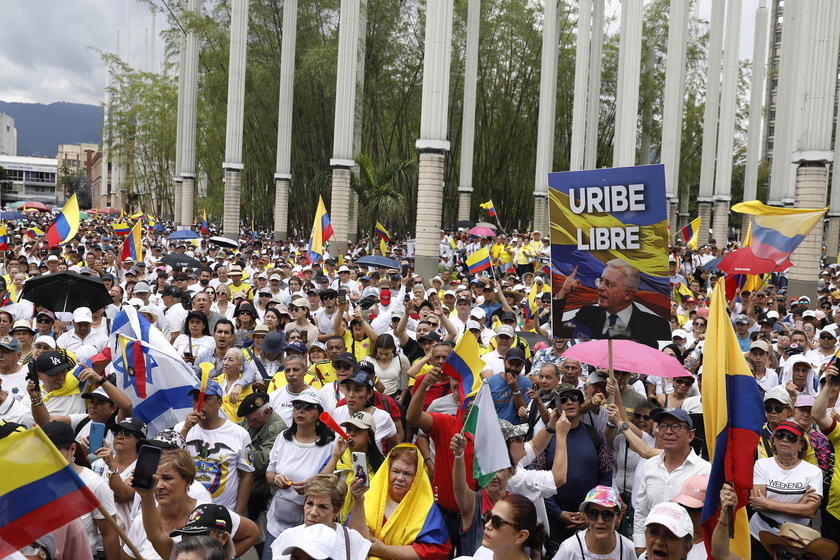 Opposition supporters stage anti-government protest in Medellin