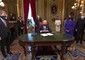 Biden firma i suoi primi documenti ufficiali come presidente degli Stati Uniti © ANSA