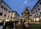 Un enorme albero di Natale in piazza a Pontedera fa da cornice allo shopping natalizio © ANSA