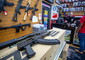 Persone acquistano armi al Miami Guns StorePersone acquistano armi al Miami Guns Store © ANSA