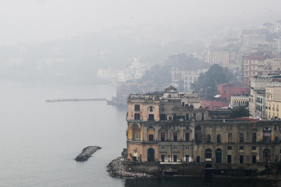 Una fitta nebbia avvolge la mattina di Napoli © 